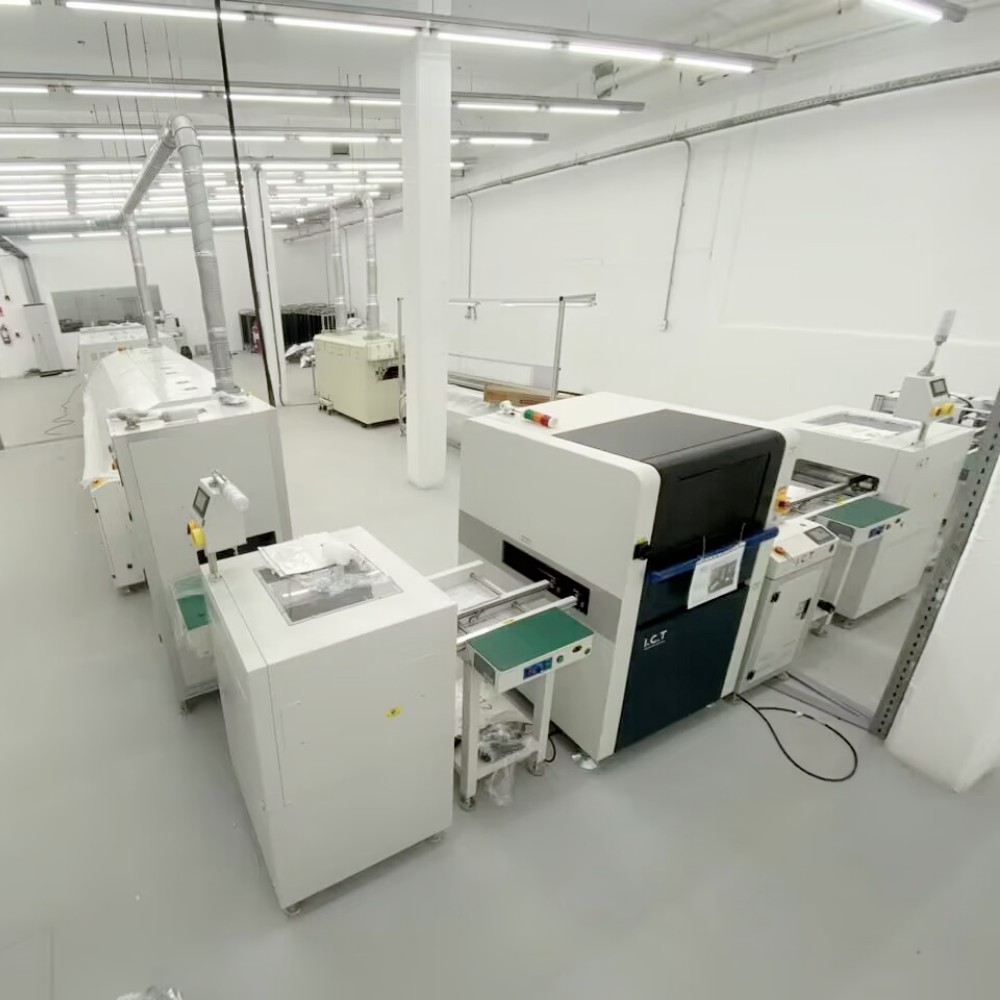 ICT | Inteligentne rozwiązanie fabryczne do produkcji interaktywnych wyświetlaczy płaskich