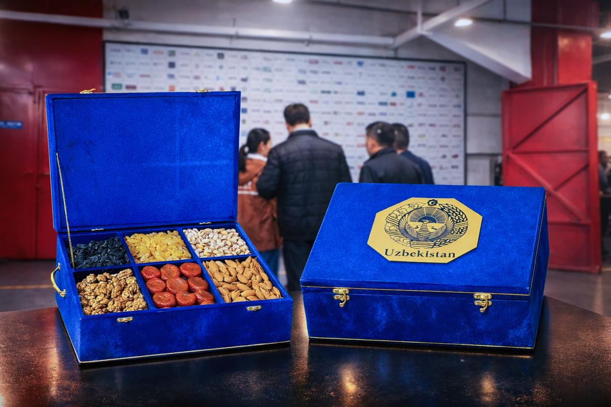 Wizyta klienta i przemyślany prezent w postaci lokalnych przysmak&oacute;w