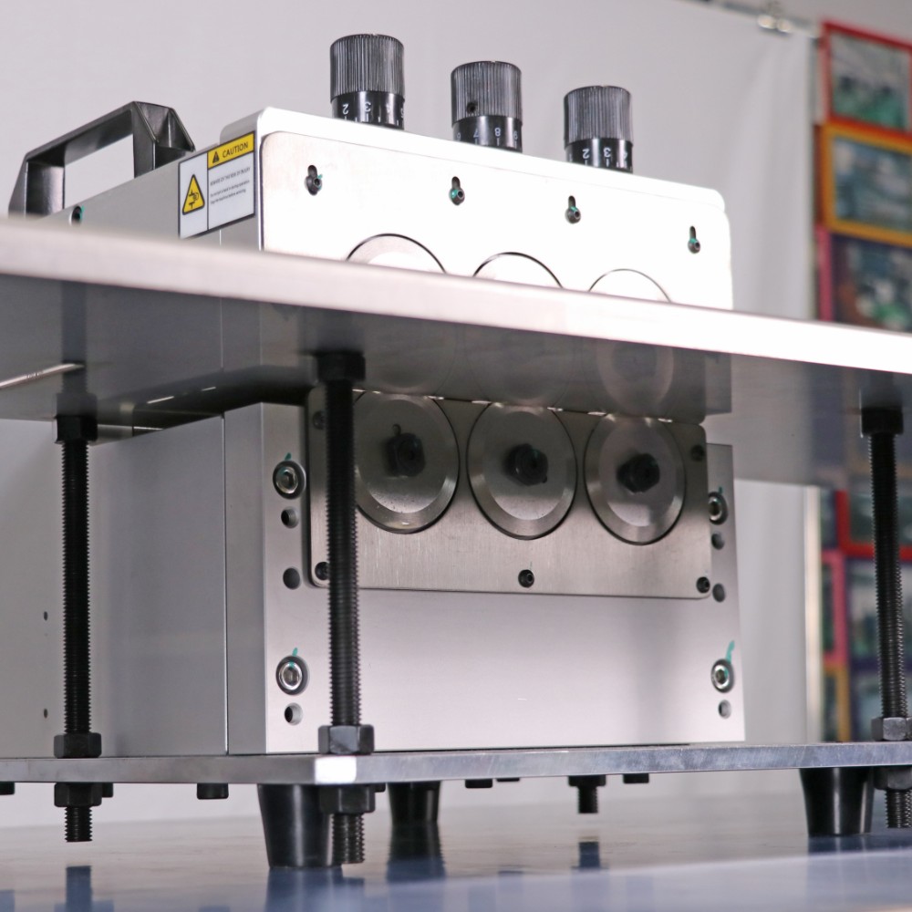 ICT-LS1200 | Maszyna do cięcia w kształcie litery V z separatorem LED