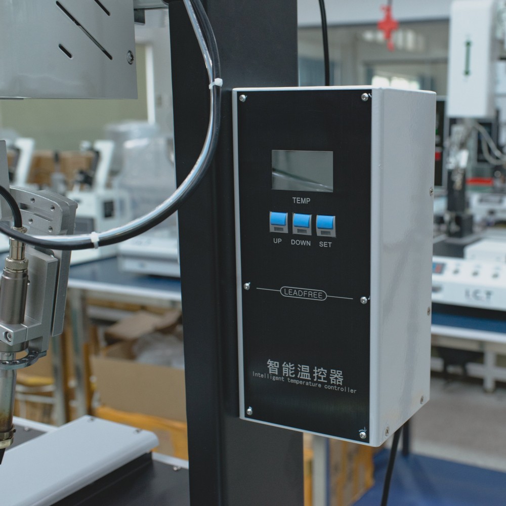 ICT | Szybki automatyczny robot lutowniczy PCB. Wyświetlacz maszyny