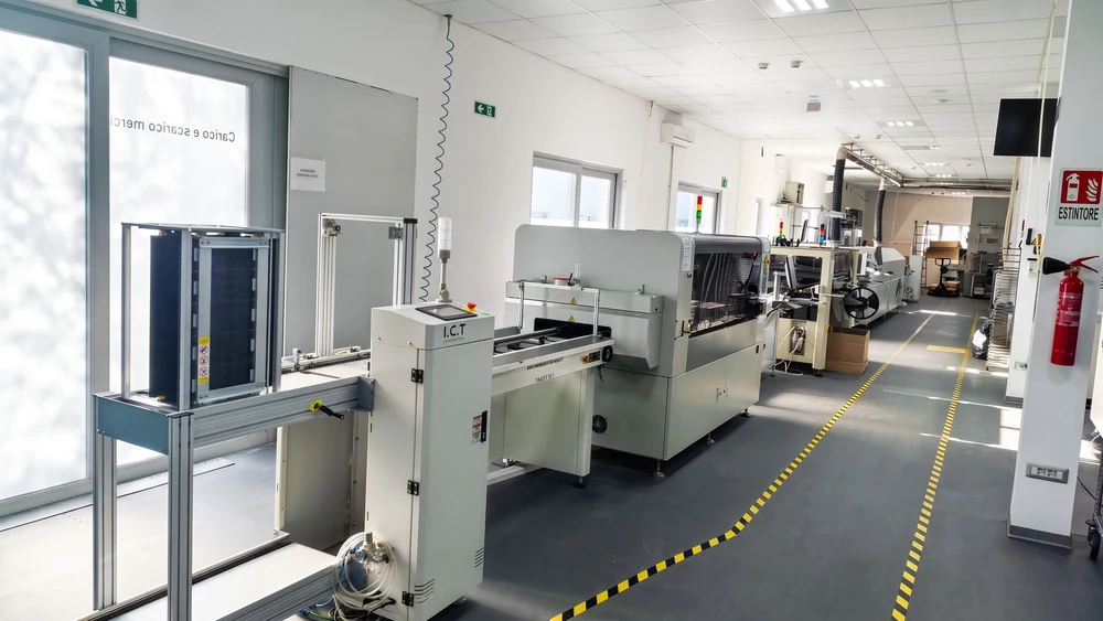 Linia produkcyjna elastycznych taśm LED ICT SMT i pr&oacute;żniowy piec rozpływowy zainstalowane w fabryce klienta we Włoszech